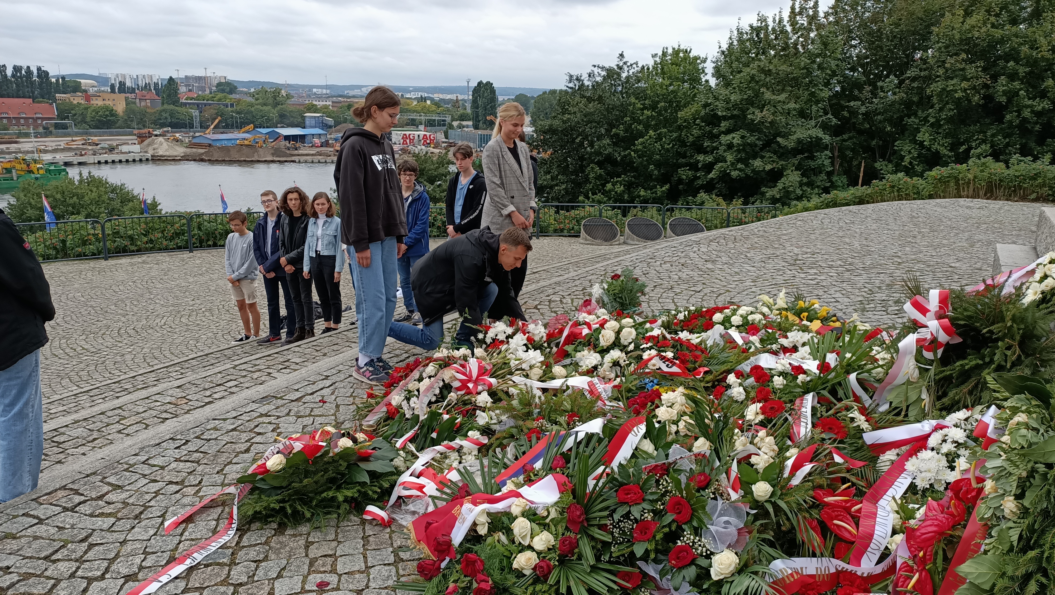 Zdjęcie uczniów składających wiązankę przy pomniku na Westerplatte